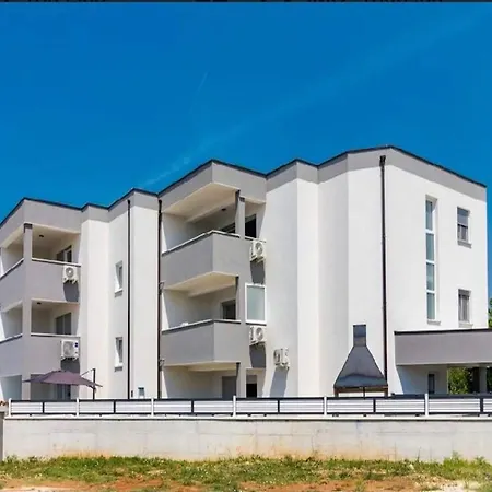 Appartement In With Pool Near Bijeca Medulin
