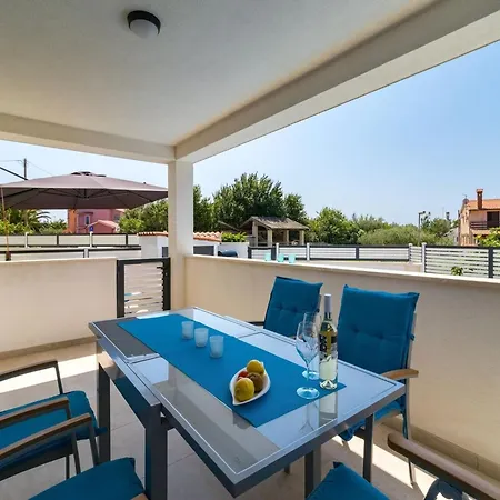 Appartement In With Pool Near Bijeca Medulin