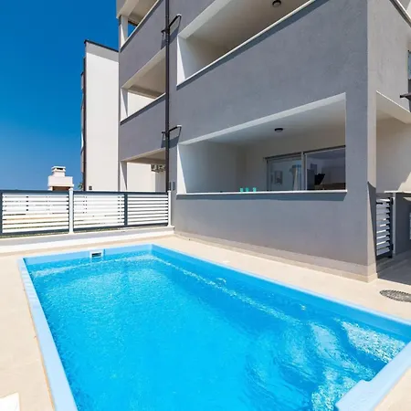 In With Pool Near Bijeca Appartement *