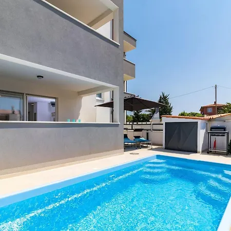 Appartement In With Pool Near Bijeca Medulin