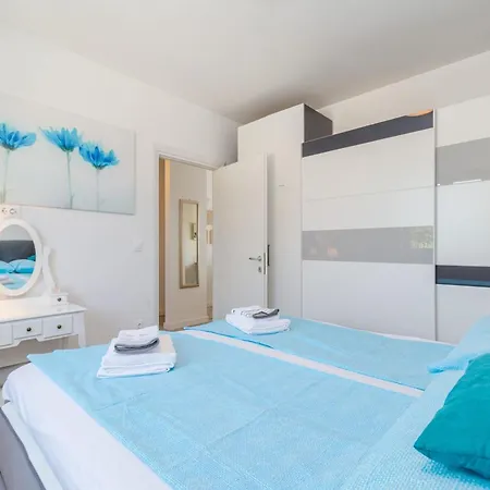 Appartement In With Pool Near Bijeca *