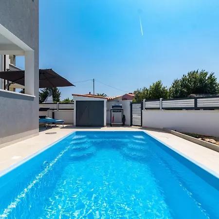 In With Pool Near Bijeca Appartement